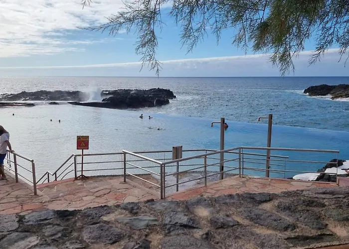 Tide's Embrace & Natural Pool דירה